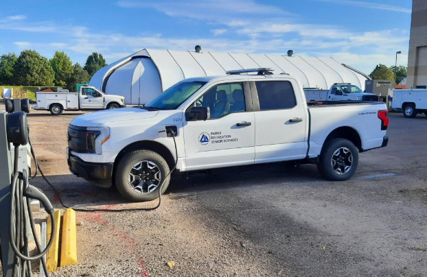 During the #DriveElectricUSA project, Broomfield City Council in CO set ambitious GHG emissions reduction targets because transportation accounted for nearly one third of their baseline GHG emissions. @driveelectricco

#StoriesfromtheField #DriveElectric #DEUSA #EV #partnerships