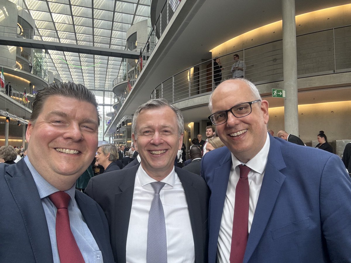 Andreas Dressel (@adressel) on Twitter photo Herzlichen Glückwunsch zum 75. Geburtstag 🎂 liebes #Grundgesetz! Der Norden & Hamburg waren gut vertreten auf einer dankbaren, optimistischen, aber auch (pro Demokratie) kämpferischen Geburtstagsfeier 🥳 in Berlin👏! <a href="/oezoguz/">Aydan Özoğuz</a> <a href="/AndreasBovensc1/">Andreas Bovenschulte</a> <a href="/Doro_Martin/">Dorothee Martin</a> Herzlichen Glückwunsch zum 75. Geburtstag 🎂 liebes #Grundgesetz! Der Norden & Hamburg waren gut vertreten auf einer dankbaren, optimistischen, aber auch (pro Demokratie) kämpferischen Geburtstagsfeier 🥳 in Berlin👏! <a href="/oezoguz/">Aydan Özoğuz</a> <a href="/AndreasBovensc1/">Andreas Bovenschulte</a> <a href="/Doro_Martin/">Dorothee Martin</a>