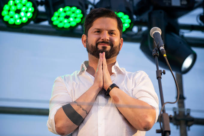 A propósito de “travestismo político” aquí una recopilación de las principales volteretas ideológicas de Boric. 💣🔥

[Mantendremos actualizado]. 

RT para NO olvidar. 👇🧵