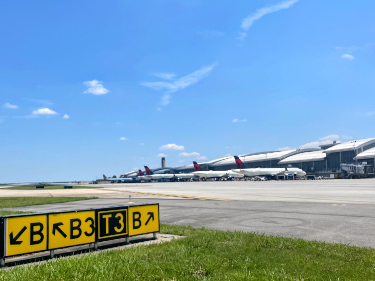 Let's plan ahead for Memorial Day travel! ✈️ We're expecting 300K passengers today through May 28. 4️⃣ tips for smooth travel: 💡 Book parking at booking.rdu.com 💡 Check flight status via your airline’s app 💡 Get to RDU 2️⃣ hours early 💡 Picking up? Use RDU's cell lot.