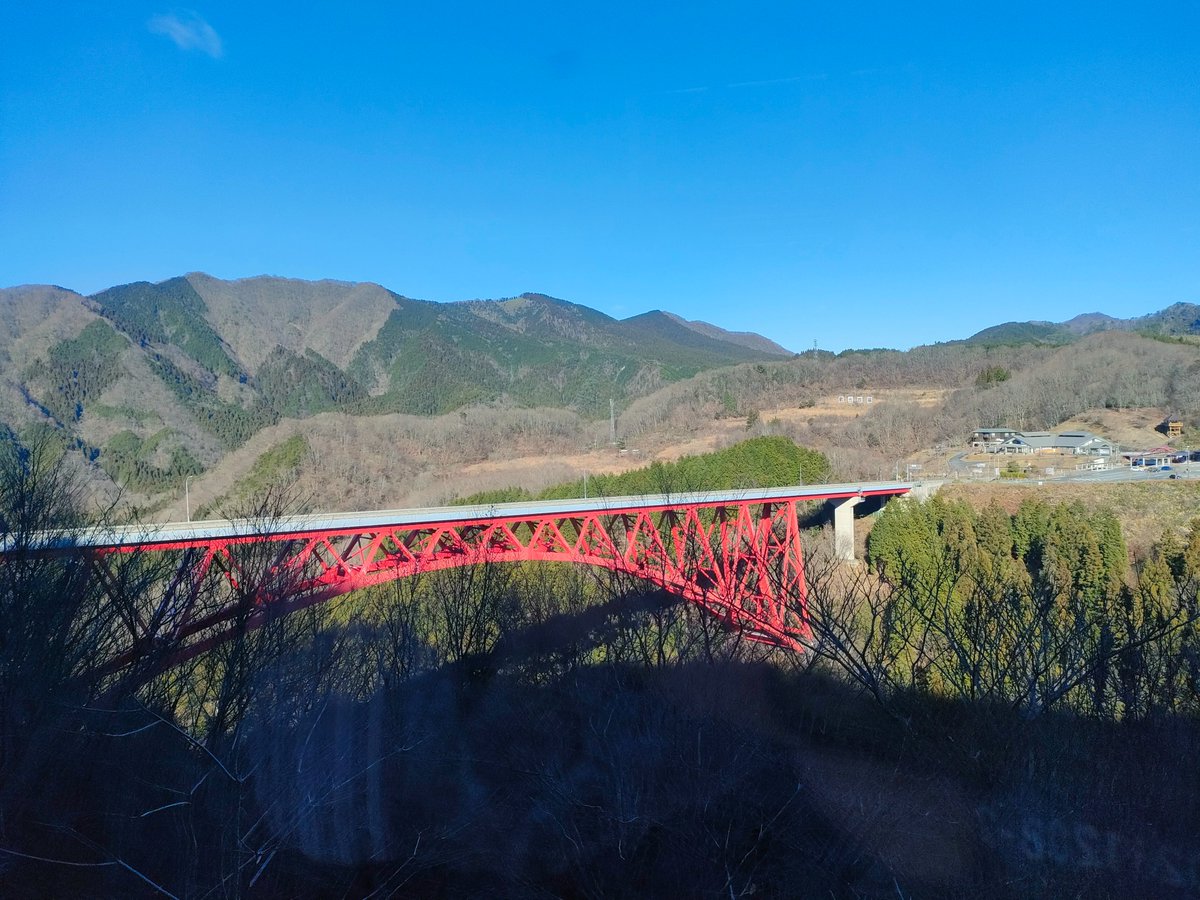 RailViewService's tweet photo. 【クイズ】

この車窓の道路の名所は何でしょうか？ 

山奥を走る列車に乗っていたら、すごい大きな建築物を発見しました！ 

都会にあるような高速道路のインタージャンクションのようなすごい道路。 

ヒントは島根県と広島県の県境にあります。

鉄道写真投稿サービス『 #レールビュー』 https://t.co/L3IhLt9edc