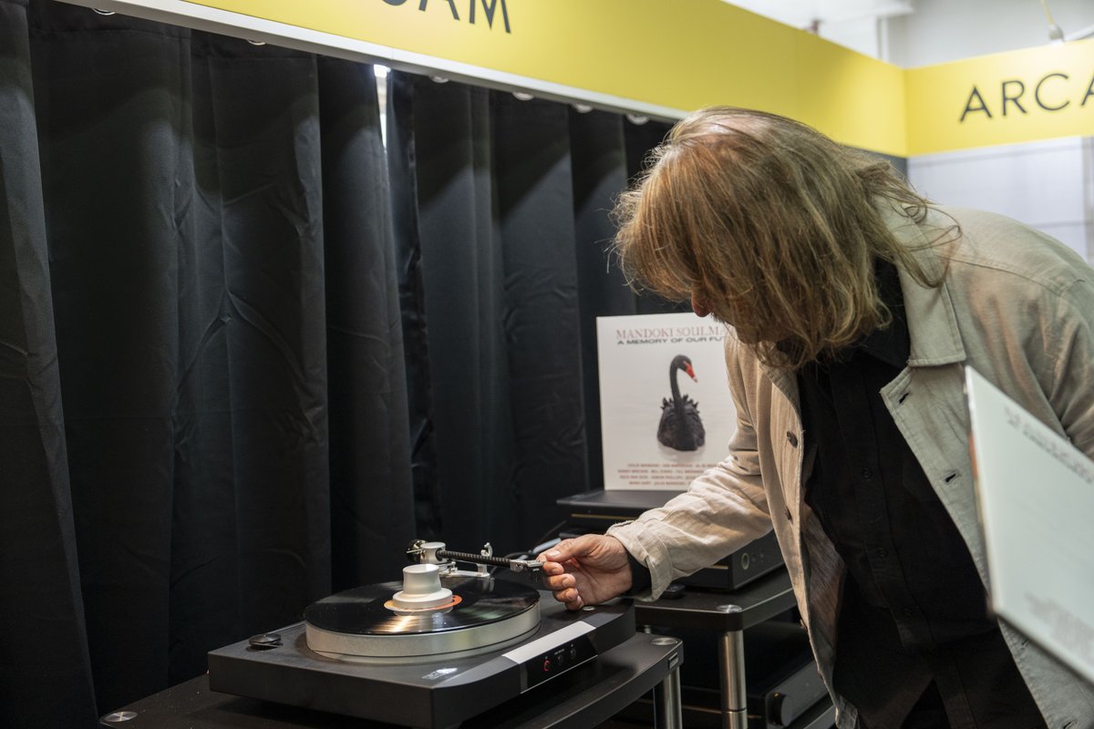 Harman's tweet photo. HARMAN celebrated the release of Mandoki Soulmates' new album “A Memory of our Future” at Munich High End, playing the vinyl on our Mark Levinson 5105 Turntable, with an ARCAM A25 Integrated Amplifier powering the JBL S3900 Loudspeakers for the ultimate listening experience. https://t.co/kjNevnNdzp
