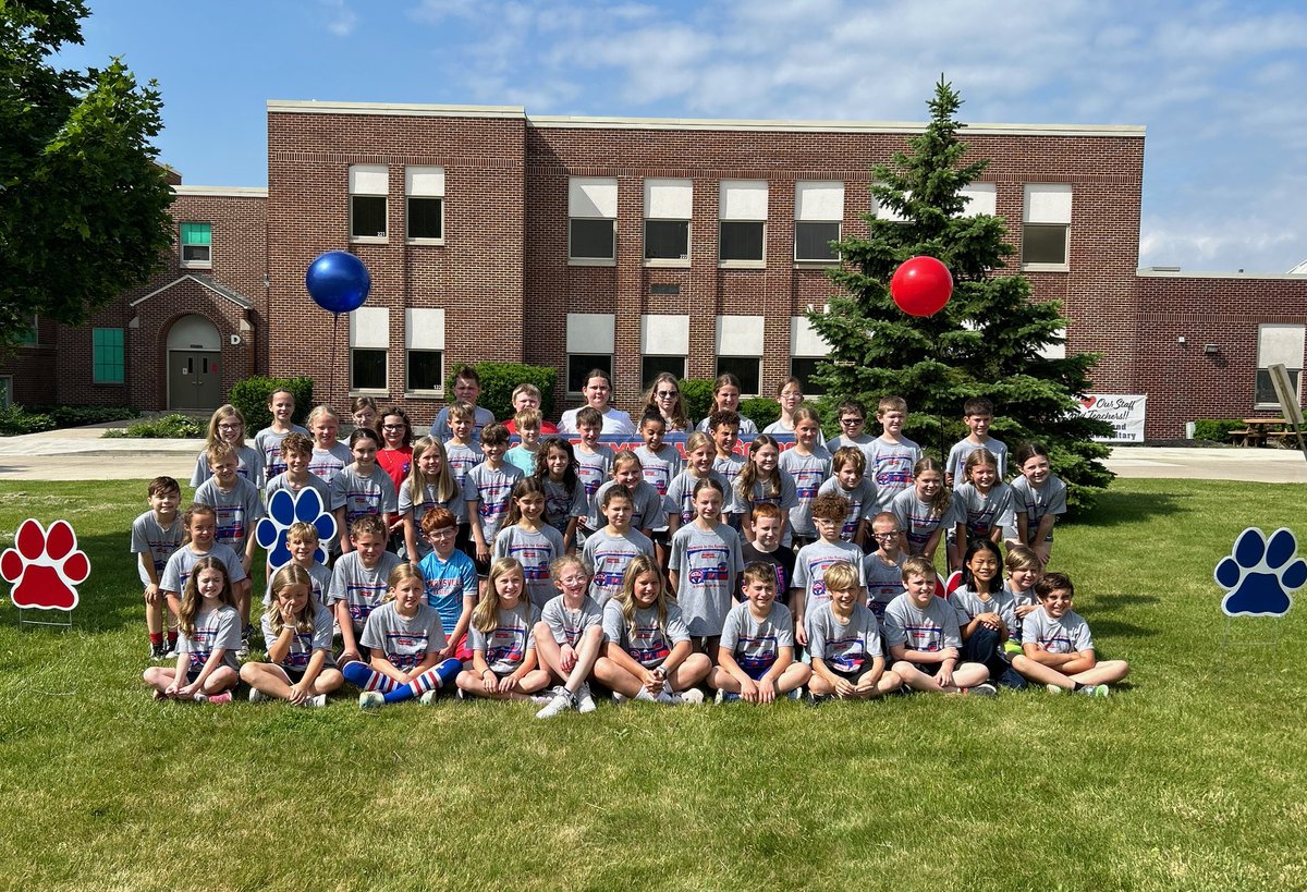 Raymond_Elem's tweet photo. Sending our best wishes to the 4th graders as they head to Creekview next year! 🌟 We're so proud of all your hard work and know you'll do amazing things. Keep shining bright! ✨📚 #FutureLeaders #PTBM @MarysvilleEVSD https://t.co/13VCzPe7jg