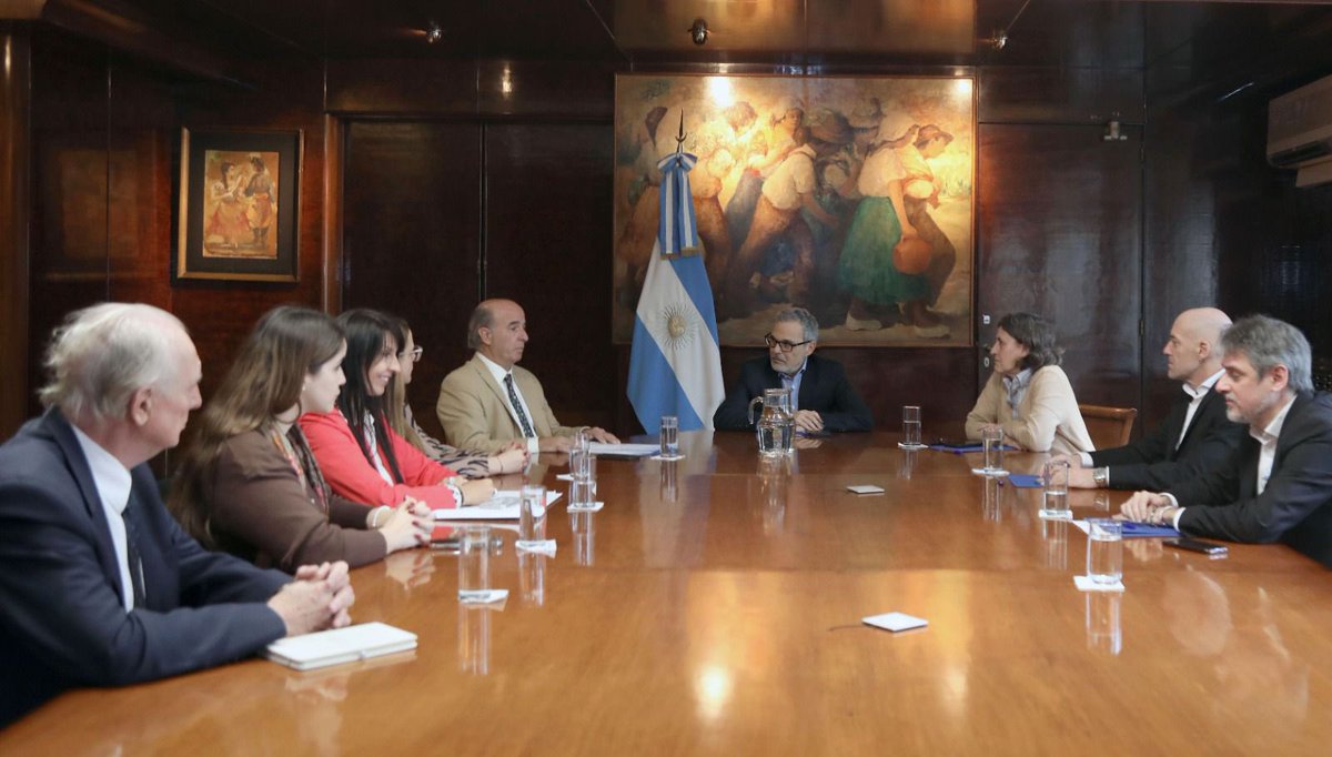 BeltranBenedit's tweet photo. 🇦🇷 ARGENTINA LIBRE!!
“NUESTRO PAÍS NO SUSCRIBIRÁ AL TRATADO PANDÉMICO CON LA OMS NI ADHERIRÁ A NINGÚN CONVENIO INTERNACIONAL QUE IMPLIQUE DELEGACIÓN DE SOBERANÍA”. 
Esto nos transmitió el Ministro de Salud M. Russo y su equipo ayer en reunión. https://t.co/nlng7N3yLn