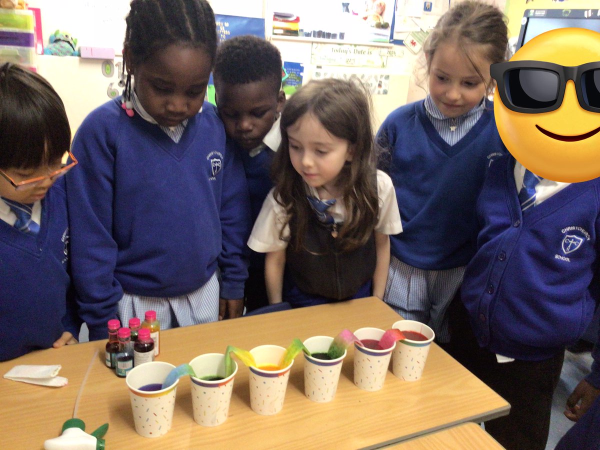 CPrimarywales's tweet photo. Year 1 have enjoyed our science experiment this afternoon on paper towel colour mixing #CCscience #CCfun https://t.co/ZVOYtPpa94