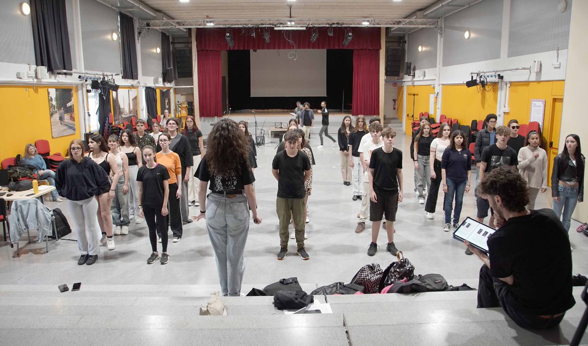 BCN Educadora (@bcneducadora) on Twitter photo 🔜En una setmana estrenem l'espectacle d'#EscenaPilot!
L'<a href="/iesbarribesos/">Institut Barri Besòs</a> ha acollit els @Institutjoncar i INS Les Corts en una trobada a tres bandes que ha servit per preparar les escenes conjuntes entre aquests instituts. 🔜En una setmana estrenem l'espectacle d'#EscenaPilot!
L'<a href="/iesbarribesos/">Institut Barri Besòs</a> ha acollit els @Institutjoncar i INS Les Corts en una trobada a tres bandes que ha servit per preparar les escenes conjuntes entre aquests instituts.