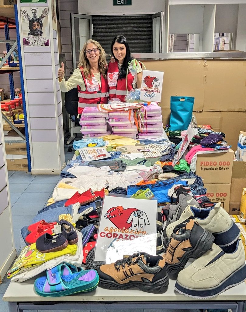 Hdad_Macarena's tweet photo. Gracias a #CorazonesconBata, y a su presidenta Lorena Leyva, por la puesta en marcha del programa 'Hadas de la infancia' en colaboración con nuestra Asistencia Social para suministrar ropa, calzado y productos de higiene a los más pequeños y sus madres. https://t.co/8X3cSSQTIU