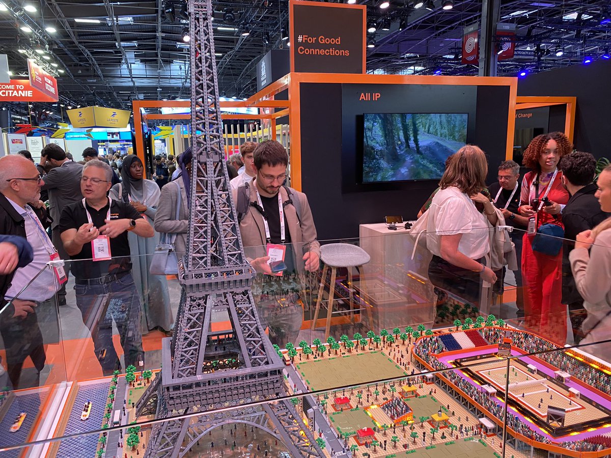 Ravi d’avoir accueilli avec ma collègue <a href="/VeroniqueVacher/">V Vacher Barrault</a> le célèbre journaliste Bertrand de La Villardière, fondateur de <a href="/reelmediaoff/">Réel média</a> sur le stand <a href="/Orange/">Orange</a> à #vivatech . Séduit par les solutions de broadcast utilisant la #5G et invité à visiter nos #Orange5GLab #ParisOlympics