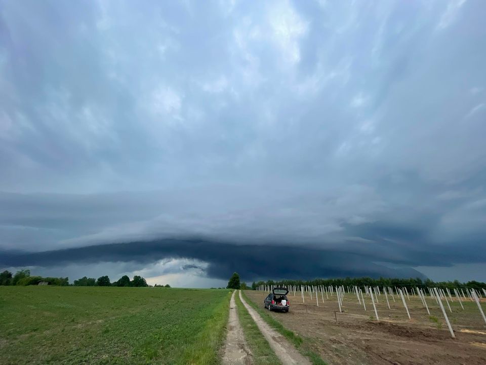 Absolutnie fenomenalny widok z Zawichostu w @SwietokrzyskiUM 😮 fot. Karolina Sobieszkoda-Skorek @IMGW_CMM @IMGWmeteo @MeteoprognozaPL #obserwatorzyburz #burza #pogoda #deszcz #polska #wiosna #burze