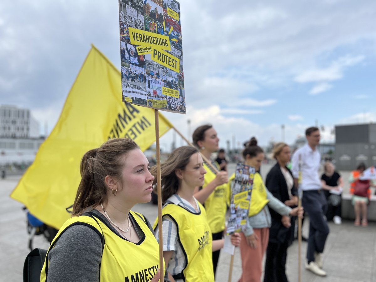 Veränderung braucht Protest - und der darf auch stören. Der Versuch, die @AufstandLastGen auf Grundlage des § 129 StGB zu einer kriminellen Vereinigung umzudeuten, bricht das Menschenrecht auf Versammlungsfreiheit. Nicht mit uns! #ProtectTheProtest