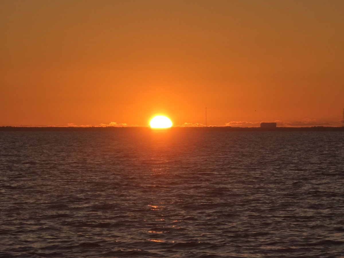 SpaceCoastSkies's tweet photo. ICYWW~ A couple more ticks N and the Sun will park itself for 1 month before heading S. We start losing daylight in a month also. Now you know! ๐ ๐คฃ #sunrise #flwx #StormHour #SpaceCoastSkies #FridayEve #datglow https://t.co/NdLE0MhFV5