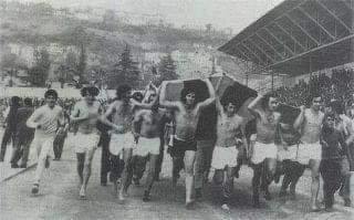 23 Mayıs 1976...48 yıl önceye ait bu fotoğraf..! Türk futbol tarihinde İstanbul hegemonyasına...statükoya son veren... futbolda anadolu devrimine imza atan #Trabzonspor'un ilk şampiyonluğu.