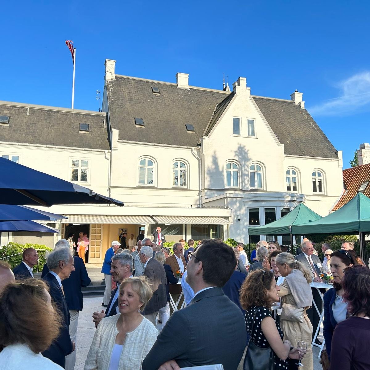 The American Club of Copenhagen is one of the oldest 🇺🇸 friendship clubs in the world. Great to host them at Rydhave for their annual spring garden party. Thank you for all you do to foster the 🇺🇸 🇩🇰 partnership.