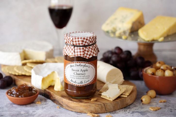 Is there anything better than a cheeseboard with a good dollop of @mrsdarlingtons Apple Chutney. This was the first chutney they made back in the early 1980’s. It was our grandmothers recipe & is packed full of Bramley apples, sultanas, sugar & spices.
tastecheshire.com/local-producer…