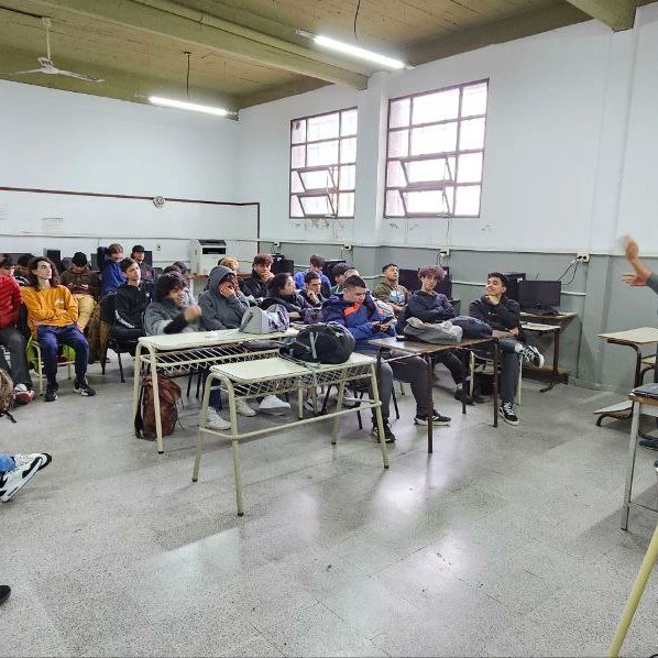 Brindamos el 1° encuentro de Prácticas Profesionalizantes en la Secundaria Técnica 2 de #LomasdeZamora en el cual charlamos con los estudiantes acerca de características y finalidades del programa. 
#AlfabetizaciónDigital #EducaciónPúblicadeCalidad