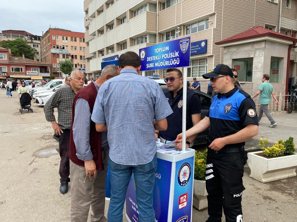 kirikkalepolis's tweet photo. TDP Şube Müdürlüğümüzce #KaleFest 2024 etkinliklerine katılan vatandaşlarımıza Telefon Dolandırıcılığı ve alınması gereken önlemler hakkında bilgilendirme yapılmıştır.
@EmniyetGM @asayisdairebsk @TC_kkalevalilik #EmniyetKırıkkale https://t.co/PnHkfS9psi