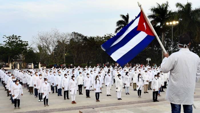 🥼 El 23/5/1963, iniciaba en Argelia la colaboración médica internacional, mostrando al mundo la entrega, humanismo y solidaridad que han marcado el hacer de los más de 600 mil salubristas cubanos🇨🇺 durante estos 61 años.
🩺A todos: ¡Gracias y felicidades🎉!

 #CubaPorLaVida