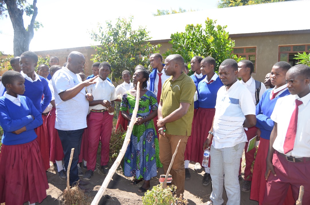 "Travel around the heart of resilient communities in Rukwa! <a href="/ortamisemitz/">OFISI YA RAIS TAMISEMI</a>  &amp; <a href="/MNRT_Tanzania/">Wizara ya Maliasili na Utalii</a> visited the environmental club at Mazoka Secondary School and ventured down the hill to witness the evolving landscape at #LyambaLyaMfipa.