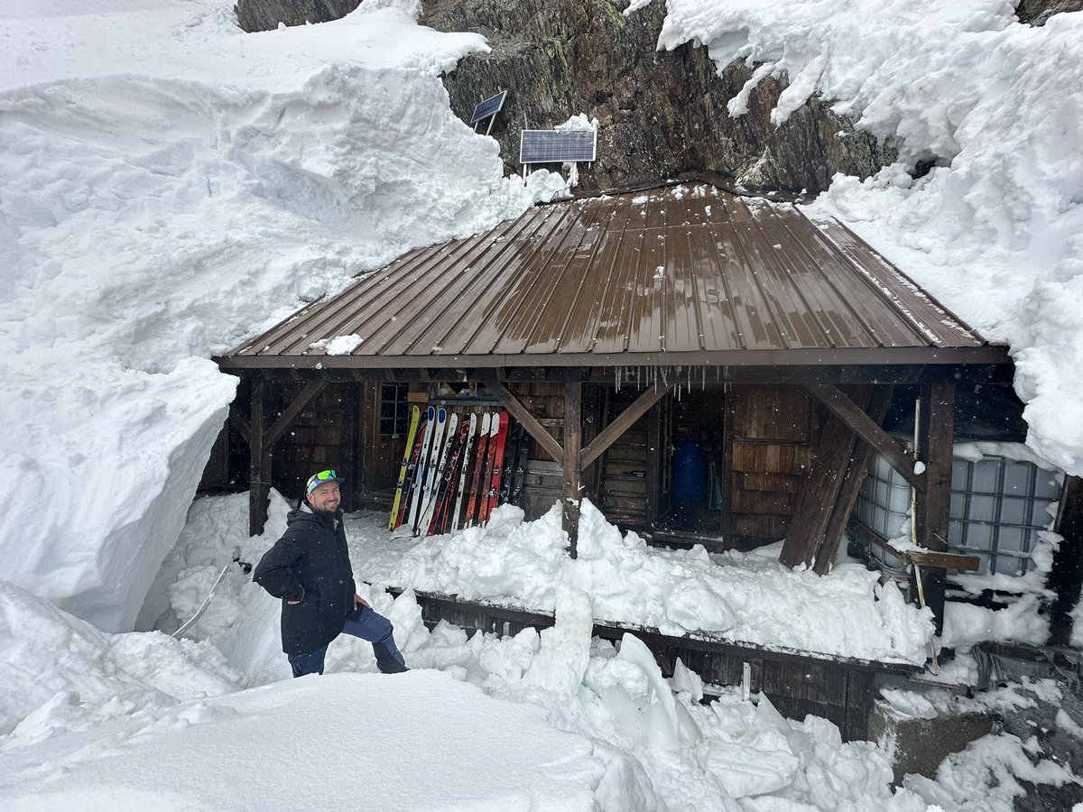 Encore beaucoup de #neige en montagne, les conditions en direct du déneigement du Refuge de Plan Glacier (2700 mètres d’altitude) 🏔️❄️