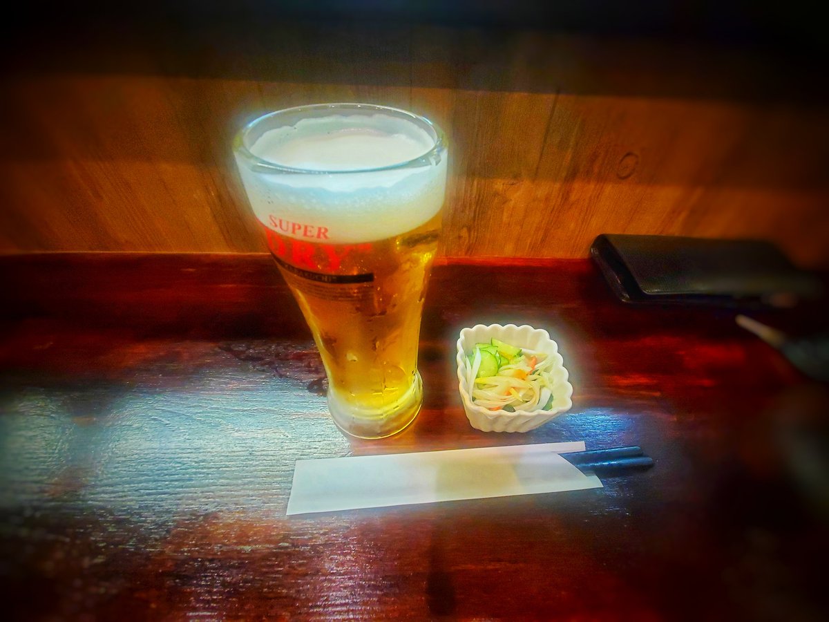 bigdada1011's tweet photo. 最近は仕事終わりに会社近くの
行きつけの町中華屋のカウンターで
独りで1日の疲れとストレスを🍺で
流し込み...結果...呑みながら静かに
仕事してるDADAです🙇🎶
最近は人の出入り激しく...色んなトラブルあるけど！それは、いつも通り！
刺激あって丁度良い毎日...押忍。 https://t.co/Tzqc8en7FP