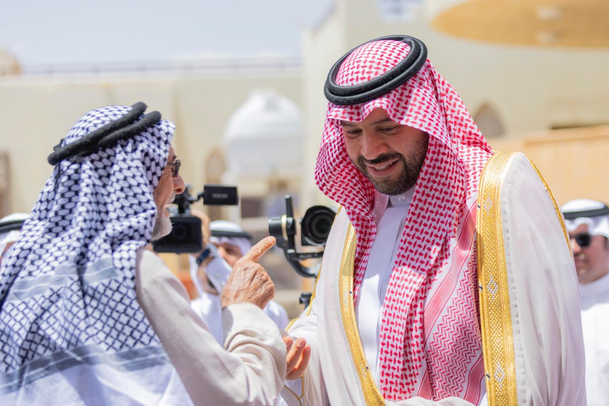 ابو   خالد   نجمنا   يلمع   وميضه
بالنوايف     عندنا    عالي     مقامه 
سيدي فيصل يا جا وقت الفريضه
ينطح   الحجاج    يهلي   بابتسامه 

فهد ابو شيبه