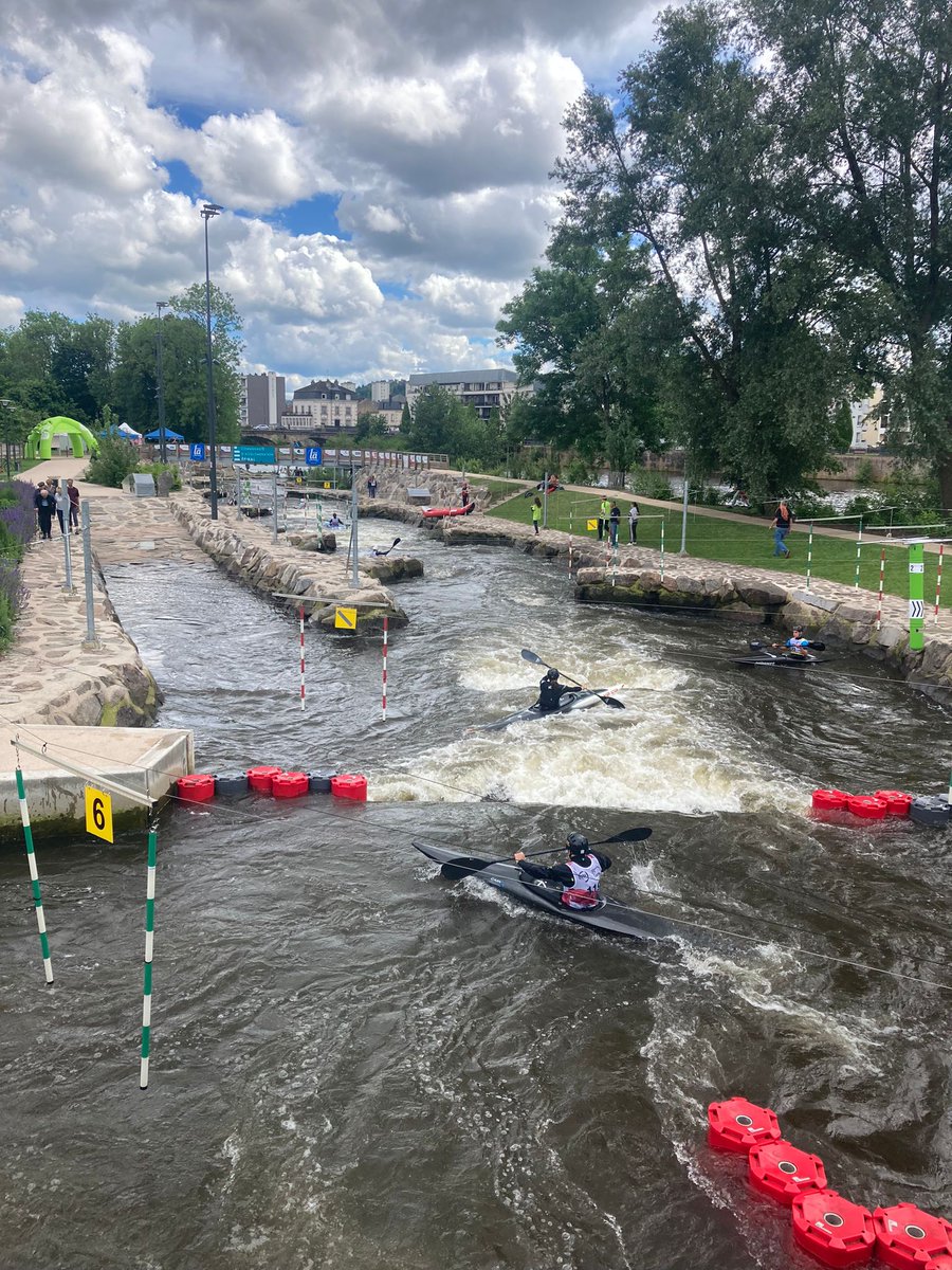 dom67a's tweet photo. Bravo à aux kayakistes du @LPOJeanMonnet16 qui terminent 2ème du championnat de France d #UNSS qui a eu lieu à Épinal. https://t.co/6dTVX3Rea4