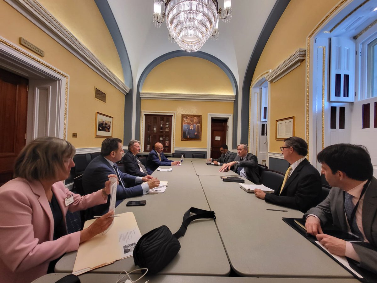 After a briefing at the @CanEmbUSA, #CEUS met with its Congressional counterparts to discuss the #CUSMA trade agreement, security and defence commitments under NATO and NORAD, energy infrastructure, and the environment 🇨🇦🇺🇸