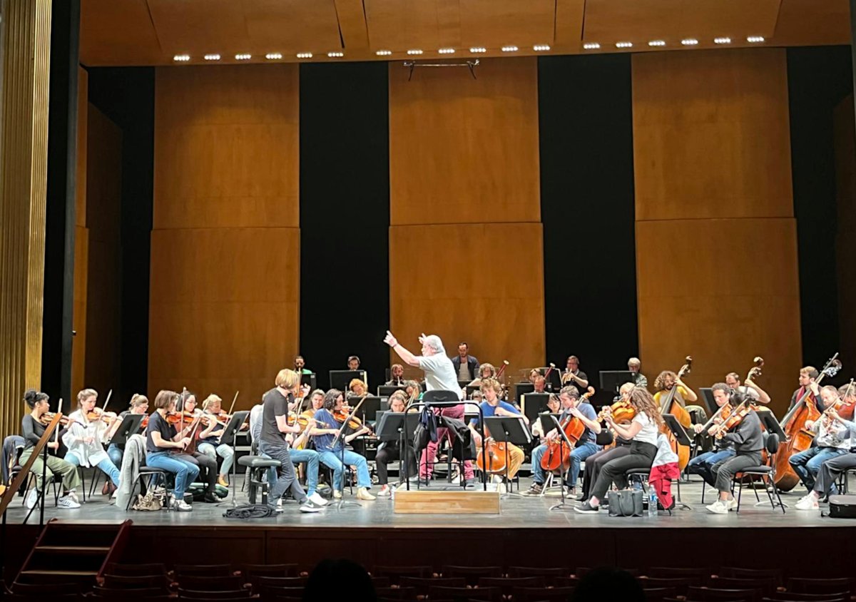 Instant de répétition générale sous la direction d'Andrea Marcon et aux côtés de la soprano Johanna Wallroth, ce matin au @TCEOPERA : un programme magnifique vous y attend à partir de 20h, avec un florilège d'airs de Mozart ainsi que la fabuleuse Symphonie n° 7 de Beethoven !