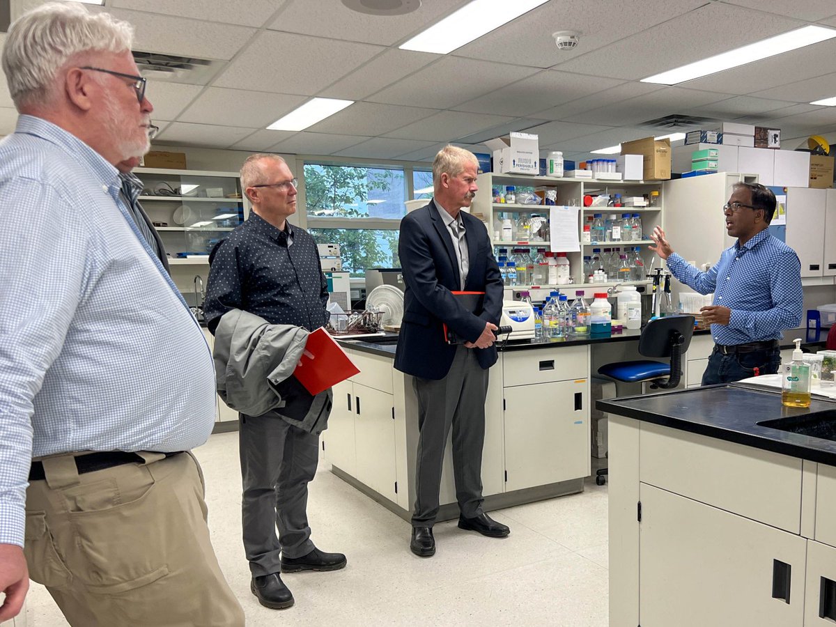 Deputy Minister of @OMAFRA, John Kelly, was on campus to learn more about #BrockU's research contributions and to meet with researchers from @CCOVIBrockU during a tour of CCOVI and the Brock-Niagara Validation, Prototyping and Manufacturing Institute (VPMI).