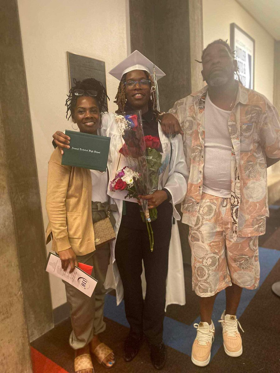 10mckeller's tweet photo. I just graduated!! #co2024 🎓 https://t.co/bO8tOxQlmB