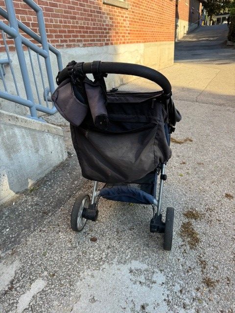Is this your Britax stroller or do you know who owns it?  We found it behind the Swansea Town Hall yesterday and it is still there today.  Please share this with your networks.  Call us at 416-392-1954 if you have any information on the owner. Thanks