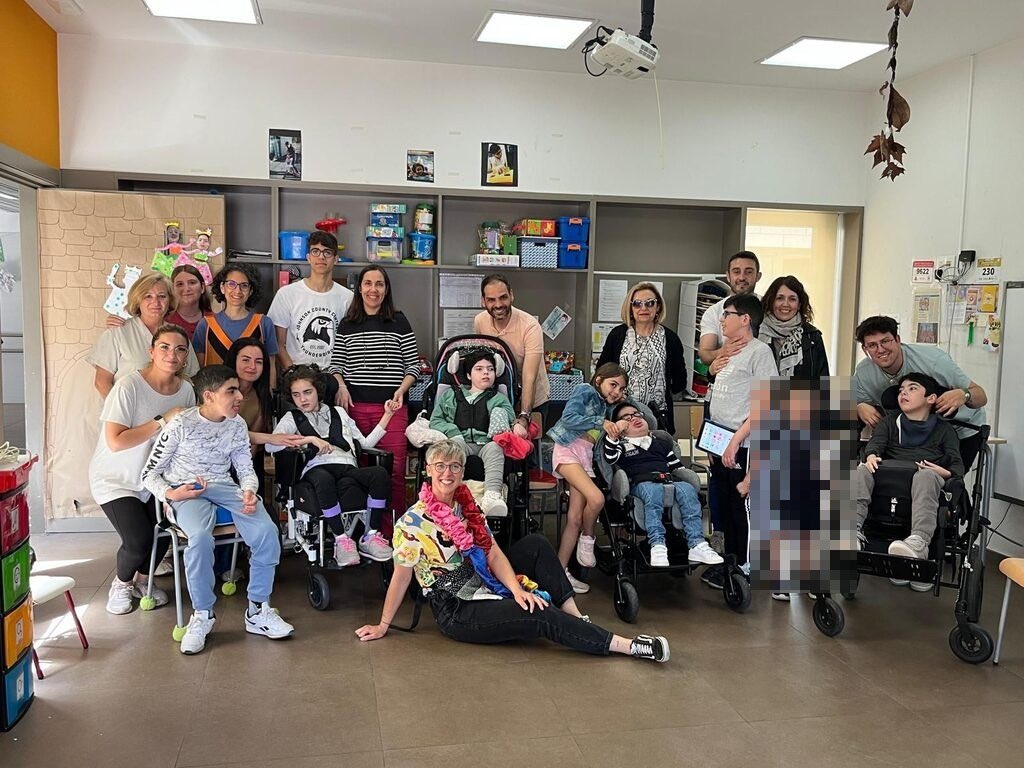CeeCastellVell's tweet photo. Som família! I així enfortim els vincles a Castell Vell, gaudint de ser comunitat educativa unida. 

Ho hem passat genial fent música junts-es! Vos esperem sempre, famílies. La nostra casa és també la vostra😍

#femescolafemcamí #castellvell #fempinya #somequip #inclusió https://t.co/oa3AI2wMvV