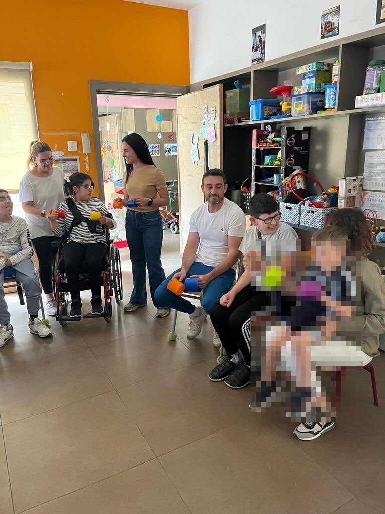 CeeCastellVell's tweet photo. Som família! I així enfortim els vincles a Castell Vell, gaudint de ser comunitat educativa unida. 

Ho hem passat genial fent música junts-es! Vos esperem sempre, famílies. La nostra casa és també la vostra😍

#femescolafemcamí #castellvell #fempinya #somequip #inclusió https://t.co/oa3AI2wMvV