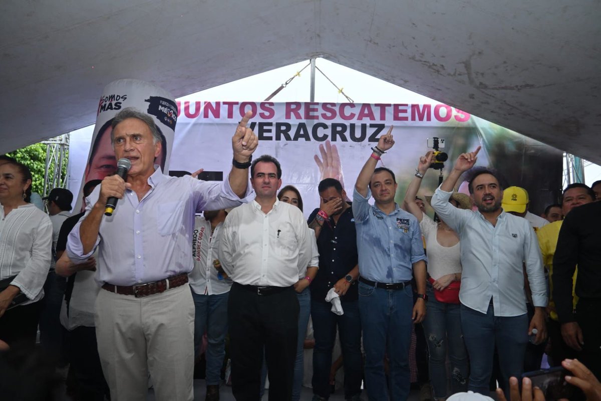 Los Políticos Veracruz (@lospoliticosver) on Twitter photo MIYULI, CITA CON PEPE EL PRIMERO DE DICIEMBRE!
Lo acompañará a abrir las puertas del Palacio de Gobierno a los veracruzanos
#PorElEscaño
<a href="/YoconYunes/">Miguel Ángel Yunes</a> <a href="/Pepe_Yunes/">PEPE</a> <a href="/PRIVeracruz_/">CDE PRI Veracruz</a> <a href="/PANVerMx/">PAN Veracruz</a>
lospoliticosveracruz.com.mx/?p=124907 MIYULI, CITA CON PEPE EL PRIMERO DE DICIEMBRE!
Lo acompañará a abrir las puertas del Palacio de Gobierno a los veracruzanos
#PorElEscaño
<a href="/YoconYunes/">Miguel Ángel Yunes</a> <a href="/Pepe_Yunes/">PEPE</a> <a href="/PRIVeracruz_/">CDE PRI Veracruz</a> <a href="/PANVerMx/">PAN Veracruz</a>
lospoliticosveracruz.com.mx/?p=124907