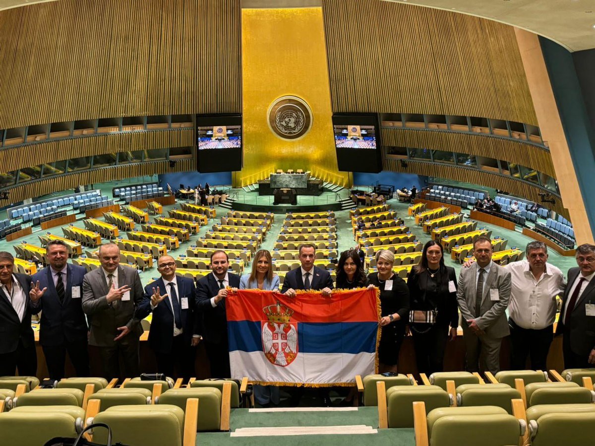 NationalIndNews's tweet photo. #BREAKING #Serbia #Bosnia UN security attempted to seize a Serbian flag held by Serbian victims from Bosnia and Herzegovina in the UN hall before the General Assembly session, media report. 

The delegation refused to hand over the flag. https://t.co/ZbBEKB5WtX