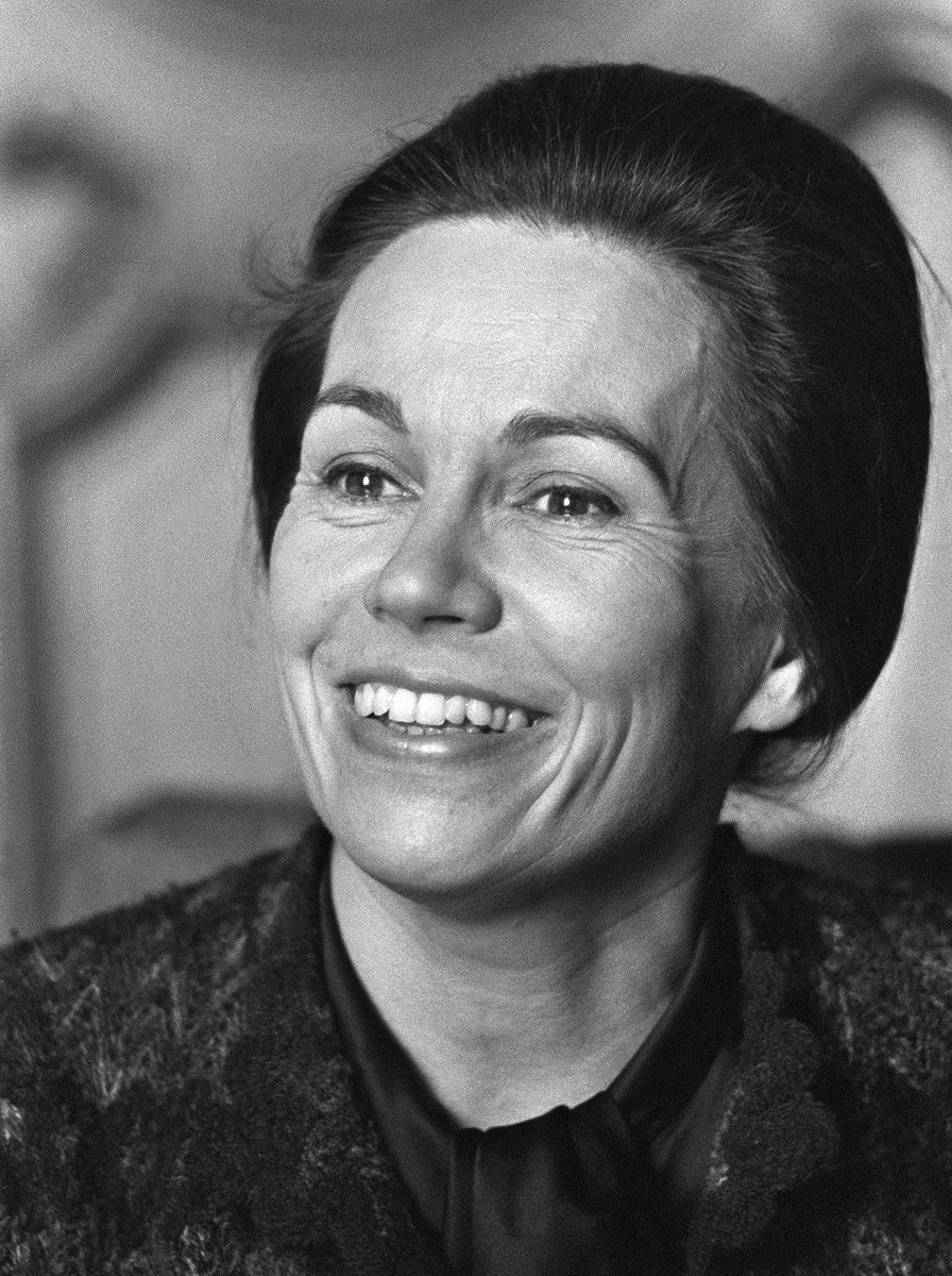 dupontaignan's tweet photo. Gaulliste de cœur, Marie-France Garaud est toujours restée fidèle à ses convictions. Toute sa vie, avec une intelligence exceptionnelle et un courage sans faille, elle s’est battue pour l’indépendance nationale et la souveraineté de la France. Cette grande dame va me manquer. https://t.co/jjggm488Sz