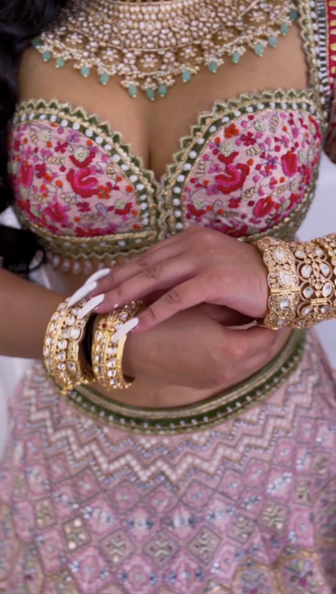 🩰
(on Instagram)
muse: @sthmrthy 
makeup: @ ameshathasan 
wardrobe: @ svelegance 

#tamil #southasian #bridal #lengha #wedding
