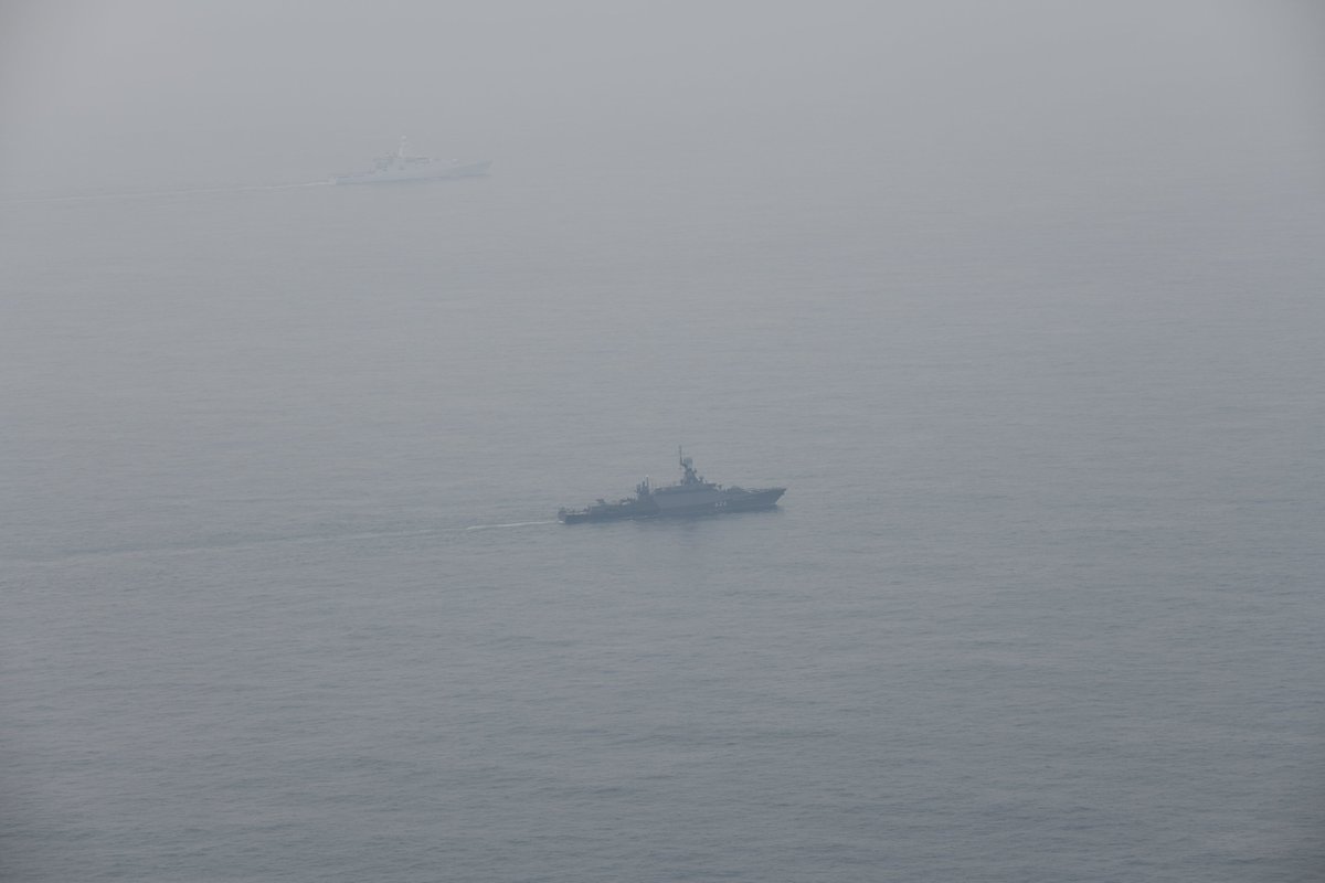 De afgelopen twee dagen heeft de #KoninklijkeMarine vijf Russische schepen begeleid door de Noordzee. Deze escorte is uitgevoerd door het patrouilleschip Zr.Ms. Holland 🇳🇱 in samenwerking met het Engelse patrouilleschip HMS Tyne 🇬🇧. (1/4)