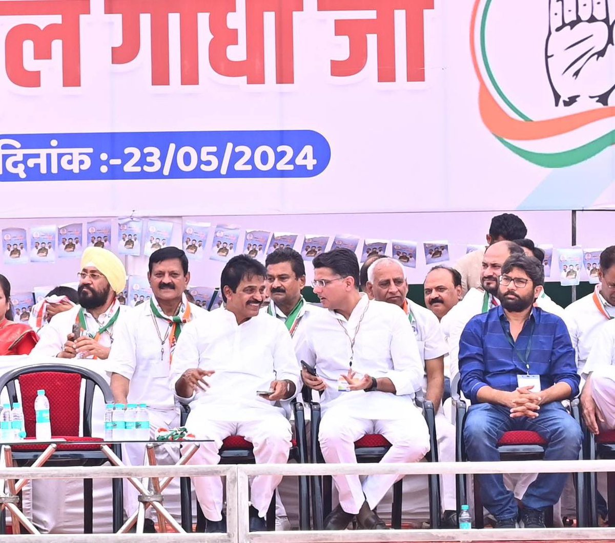 SachinPilot's tweet photo. लोकसभा नॉर्थ ईस्ट दिल्ली में @RahulGandhi जी ने कांग्रेस प्रत्याशी @kanhaiyakumar जी के समर्थन में आयोजित जनसभा को संबोधित किया।

5 न्याय पर विश्वास है,
जनता का आशीर्वाद
कांग्रेस के साथ है...

हाथ बदलेगा हालात✋

@kcvenugopalmp @devendrayadvinc
@INCIndia 
@INCDelhi https://t.co/wBiIgVXyv7