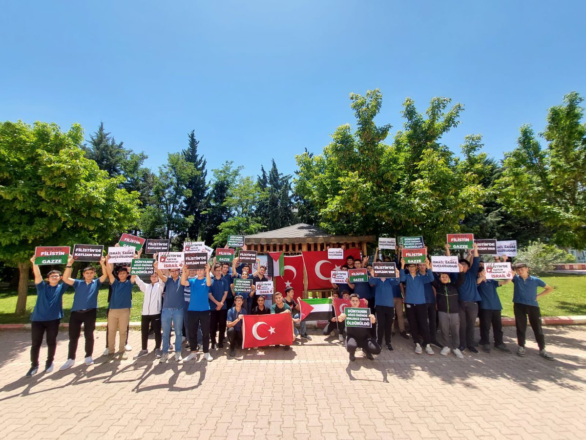 yenisecmenmaras's tweet photo. Liseli Ak Gençlik Filistin için tek yürek!
Bugün Filistin’in haklı mücadelesine ses olmak, Gazzede olan zulme dur demek için liseli genç kardeşlerimizle oturma eylemi gerçekleştirdik.
#SayStop
#WriteToBoardForPalestine https://t.co/EN8YIuoBAb