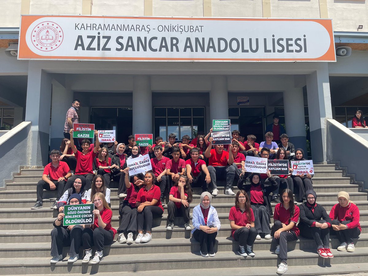 yenisecmenmaras's tweet photo. Liseli Ak Gençlik Filistin için tek yürek!
Bugün Filistin’in haklı mücadelesine ses olmak, Gazzede olan zulme dur demek için liseli genç kardeşlerimizle oturma eylemi gerçekleştirdik.
#SayStop
#WriteToBoardForPalestine https://t.co/EN8YIuoBAb