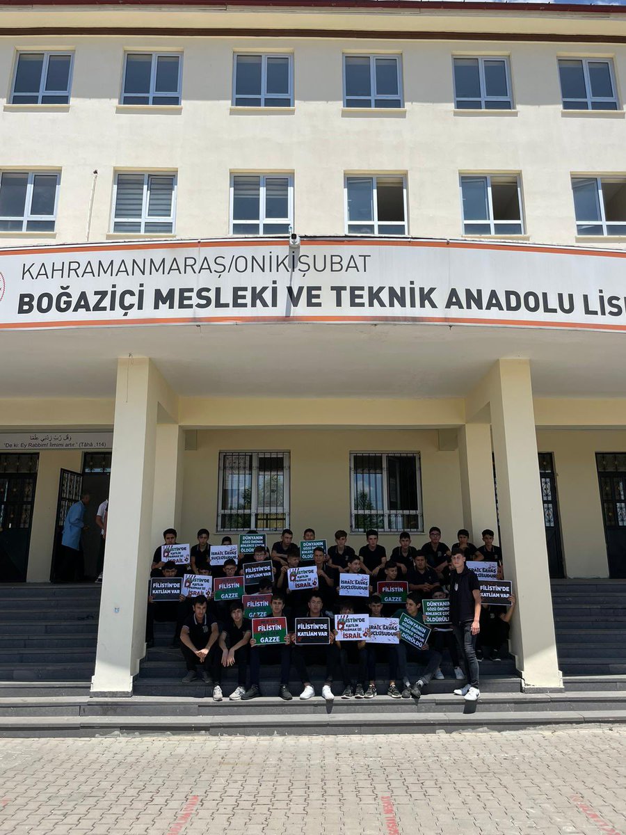 yenisecmenmaras's tweet photo. Liseli Ak Gençlik Filistin için tek yürek!
Bugün Filistin’in haklı mücadelesine ses olmak, Gazzede olan zulme dur demek için liseli genç kardeşlerimizle oturma eylemi gerçekleştirdik.
#SayStop
#WriteToBoardForPalestine https://t.co/EN8YIuoBAb