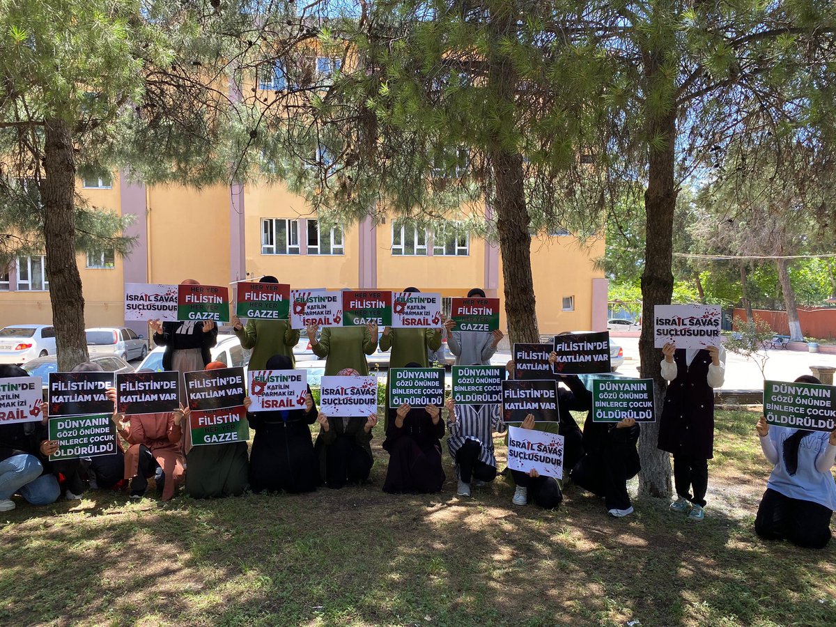 yenisecmenmaras's tweet photo. Liseli Ak Gençlik Filistin için tek yürek!
Bugün Filistin’in haklı mücadelesine ses olmak, Gazzede olan zulme dur demek için liseli genç kardeşlerimizle oturma eylemi gerçekleştirdik.
#SayStop
#WriteToBoardForPalestine https://t.co/EN8YIuoBAb