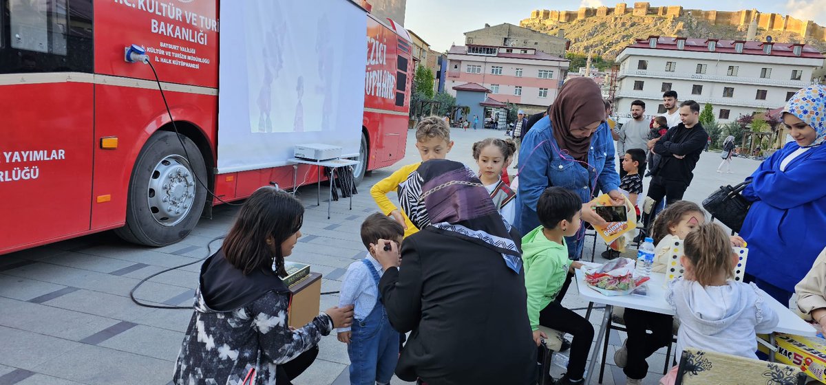 "Müzeler Haftası"Etkinlikleri kapsamında şehir merkezindeki Saray Bahçesinde çocukları ağırladık.Karagöz Hacivat oyununu birlikte izledik.
<a href="/TCKulturTurizm/">T.C. Kültür ve Turizm Bakanlığı</a>
<a href="/ktbkygm/">KYGM</a>
<a href="/MehmetNuriErsoy/">Mehmet Nuri Ersoy</a>
#Bayburtokuyor
#müzelerhaftası