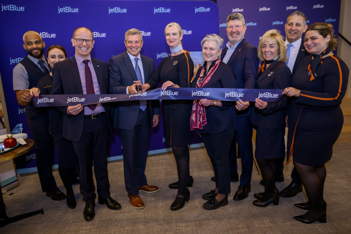 EDI_Airport's tweet photo. 🤝| Welcome to Scotland, @JetBlue. 

The airline touched down at Scotland's busiest airport for the first time this morning with its daily services between Edinburgh and New York now underway. 

Read more: https://t.co/9FnmMs0F5a https://t.co/qxGCrotwkd