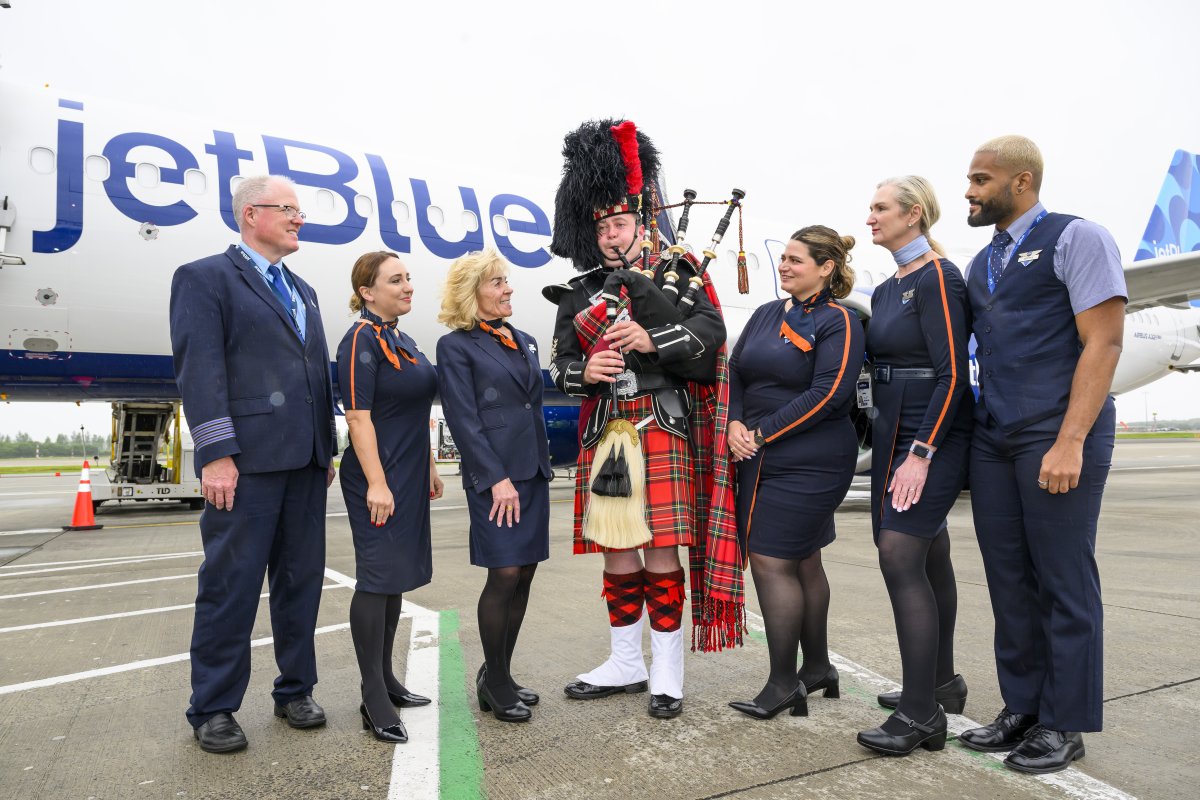 EDI_Airport's tweet photo. 🤝| Welcome to Scotland, @JetBlue. 

The airline touched down at Scotland's busiest airport for the first time this morning with its daily services between Edinburgh and New York now underway. 

Read more: https://t.co/9FnmMs0F5a https://t.co/qxGCrotwkd