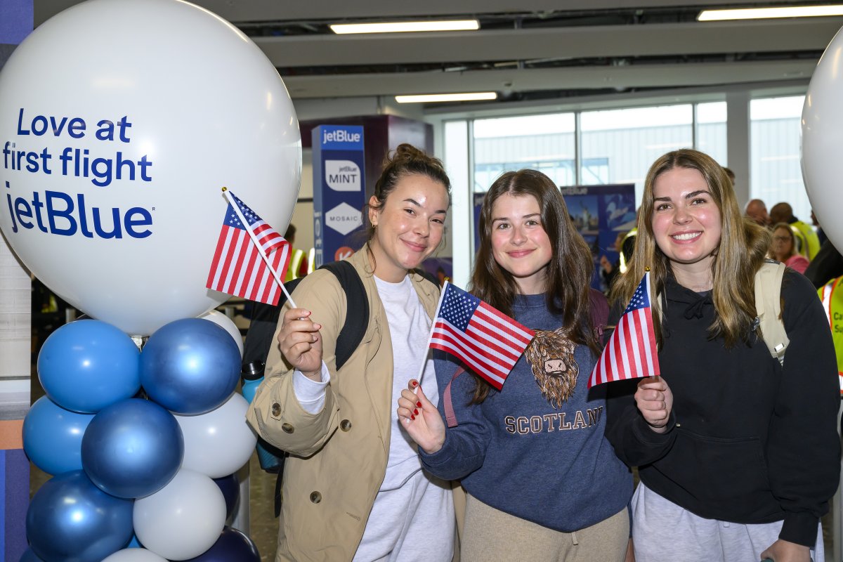 EDI_Airport's tweet photo. 🤝| Welcome to Scotland, @JetBlue. 

The airline touched down at Scotland's busiest airport for the first time this morning with its daily services between Edinburgh and New York now underway. 

Read more: https://t.co/9FnmMs0F5a https://t.co/qxGCrotwkd