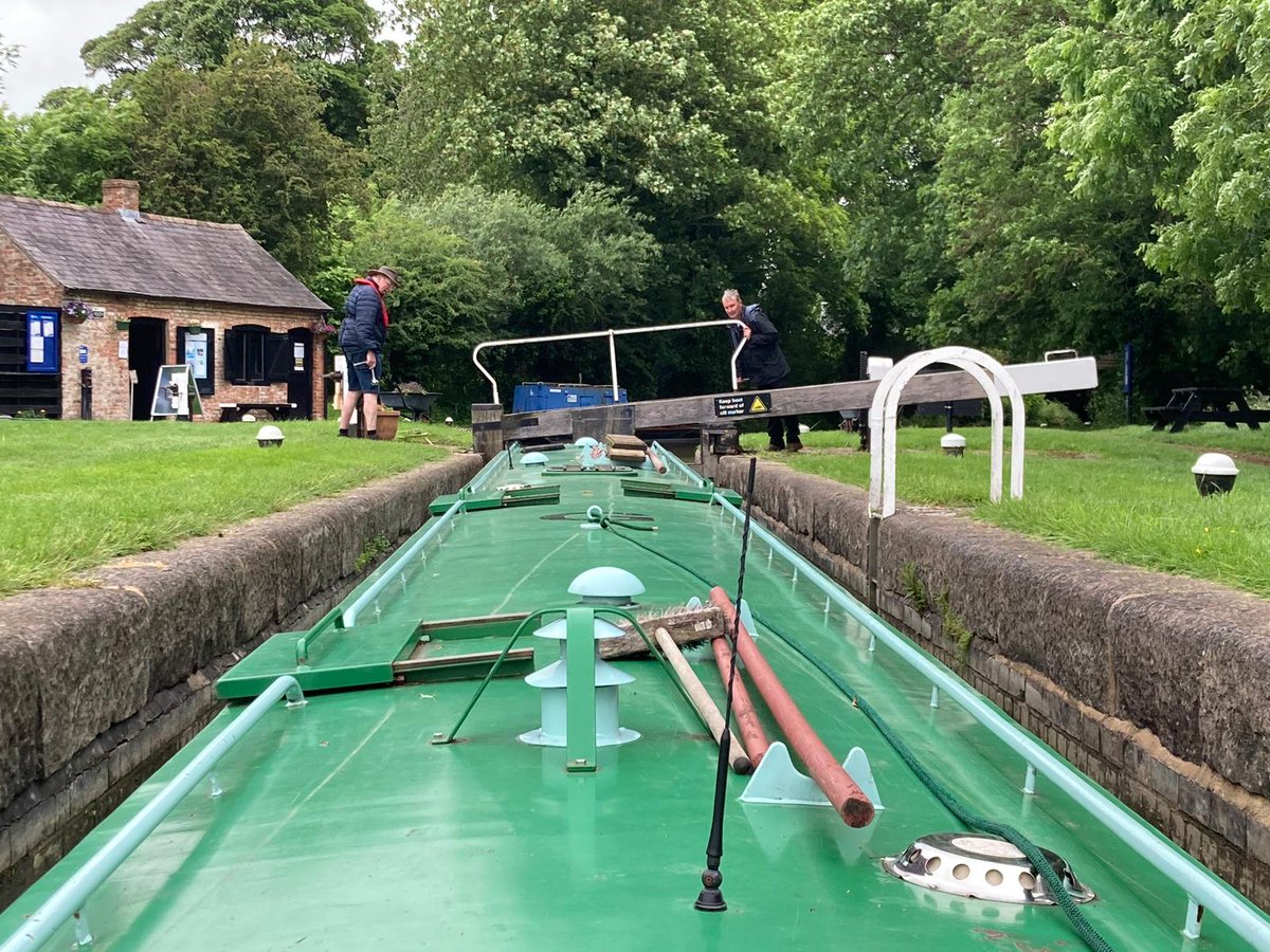 First pics of today and an early start to get to @crickshow, reaching and getting through @CanalRiverTrust @CRTEastMidlands @WatfordLocks in good time (thanks to the team there)
#communityboating #watfordlocks #lnbpcommunityboating