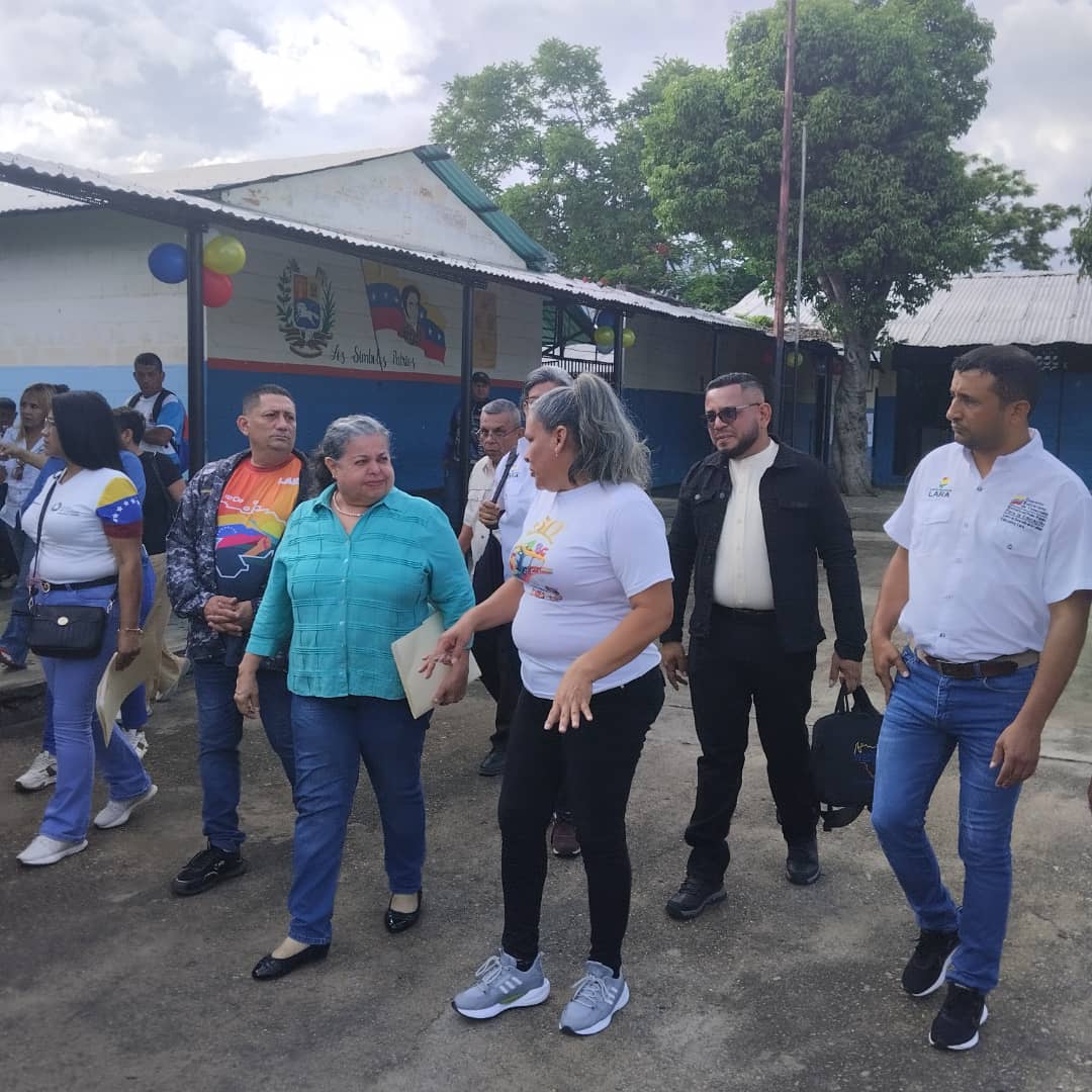 Nos fuimos al GE Mons. Salvador Montes de Oca, junto a la Prof. Gisela Toro, viceministra de educación inicial, primaria y especial para acompañar el proceso de pilotaje de las pruebas ERCE.

¡Calidad y futuro!

<a href="/NicolasMaduro/">Nicolás Maduro</a> 
@MPPEDUCACION 
<a href="/_LaAvanzadora/">Yelitze Santaella</a> 
#CreoEnVenezuela
