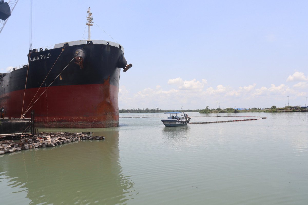 #MarineSafety

The @IndiaCoastGuard held a crucial Pollution Response Seminar & Mock Drill in Haldia, West Bengal on May 22-23, 2024. Key stakeholders from central & state agencies,alongside oil handling agencies, gathered to address the challenges of combating #OilSpills at sea.
